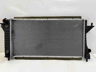 Radiador de refrigeración del motor Ford Taurus 1996-2007 3,0 L 2F1Z8005AA OEM Foto 1 de 4