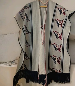 Vintage 1970er Strick Cuauhtemoc Vogel Poncho Einheitsgröße Tribal Boho Fransen vorne zum Binden  - Bild 1 von 7
