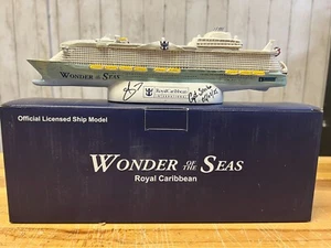 Modellino nave Royal Caribbean 10" MERAVIGLIA DEI MARI ufficiale firmato dal capitano - Foto 1 di 8