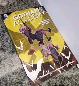 Gotham Academy Vol 1 Welcome to Gotham Academy - Picture 1 of 3