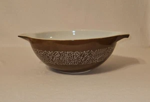 VINTAGE PYREX #444 4 L BROWN WOODLAND FLORAL CINDERELLA BOWL WITH HANDLES - Picture 1 of 7