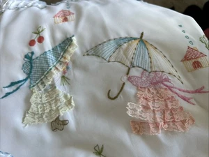 2 Kissenbezüge - Mädchen, Regenschirme, Blumen, Obst, bestickt, gerafft - Bild 1 von 8