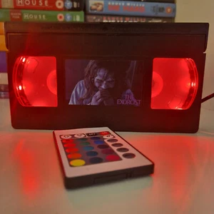 Horror & Thriller LED VHS Videokassette Lampe Geburtstag Weihnachten Geschenkideen Retro Licht - Bild 1 von 456