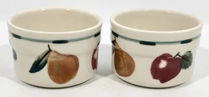 2 Hartstone Keramik USA Apfel Birne grün Band Auflaufförmchen Geschirr handbemalt Neu mit Etikett - Bild 1 von 13