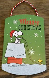 NWT Peanuts Snoopy Merry Christmas snow winter wooden hanger ornament - Foto 1 di 2