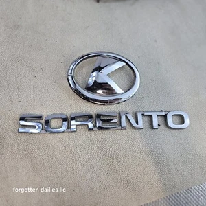 Insignia emblema Kia Sorento - Imagen 1 de 2