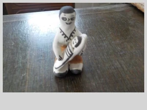 Acoma Keramik Figur Vintage Mutter und Baby auf Wiegebrett 2,5" - Bild 1 von 4