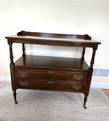 Aparador buffet vintage Ethan Allen georgiano de servidor de corte con pies y ruedas de latón Foto 1 de 4