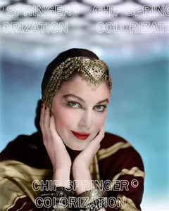 AVA GARDNER INDOSSA UN COPRICAPO ORO BELLISSIMA FOTO A COLORI DI CHIP SPRINGER - Foto 1 di 1