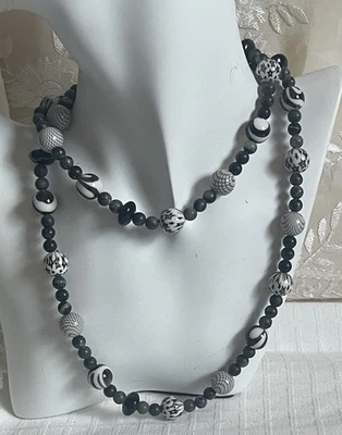 Colar exclusivo de contas de jaspe design artístico padrão preto e branco - Imagem 1 de 4