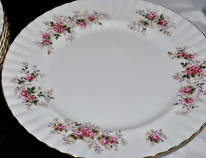 ROYAL ALBERT LAVENDER ROSE ENGLAND 1981 DINNER PLATE ROSES GOLD TRIM - Picture 1 of 10