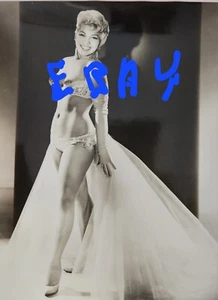 Foto pin-up vintage de bailarina burlesca y stripteaser de la década de 1940 de prensa/promoción chica - Imagen 1 de 2
