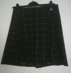 Schwarzer Rock leicht ausgestellt mit weißen Karos knielang Gr. 38 - Bild 1 von 1