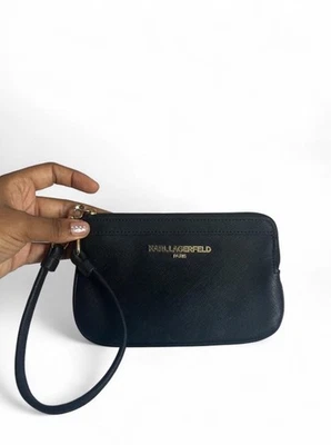 Muñequera Karl Lagerfeld Paris de cuero sintético negro texturizado con logotipo de metal elevado Foto 1 de 4