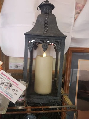 Lanterna de metal cinza escuro Darice com vela "piscante" - Imagem 1 de 4