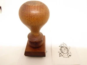 TAMPON - CACHET - BRODERIE - MONOGRAMME - BOIS / LAITON - LETTRE / LETTER - "O" - Imagen 1 de 10