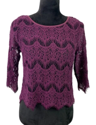 Blusa Bebe 2b Talla S Púrpura Recortada Bordada Encaje Transparente Foto 1 de 4
