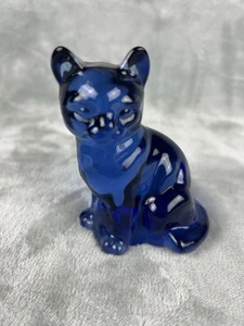 Statuina gatto/gattino seduto in vetro artistico Fenton vintage blu cobalto - Foto 1 di 6