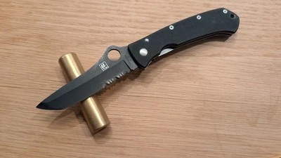 Navaja de bolsillo plegable Spyderco Bob Lum Tanto Folder VG-10 Foto 1 de 4