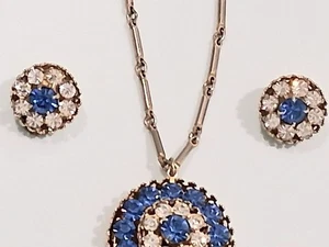 VINTAGE CORO SEMI PARURE - STRASS ANHÄNGER / Stabkette & Clip OHRRINGE - blau - signiert - Bild 1 von 13