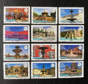 Série « Fontaines » - 12 timbres France 2024 - S71 - Foto 1 di 1