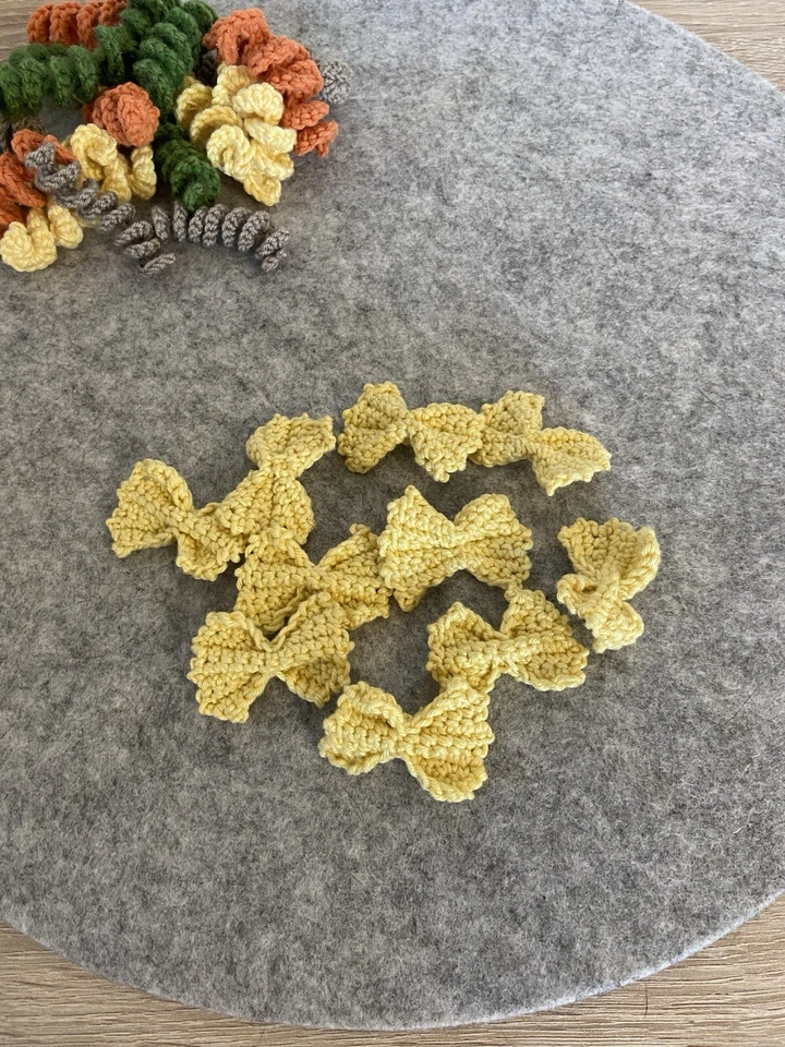 10 Nudeln gehäkelt, Häkelnudeln, Farfalle, Kaufmannsladen, Kinderküche - Bild 1 von 1