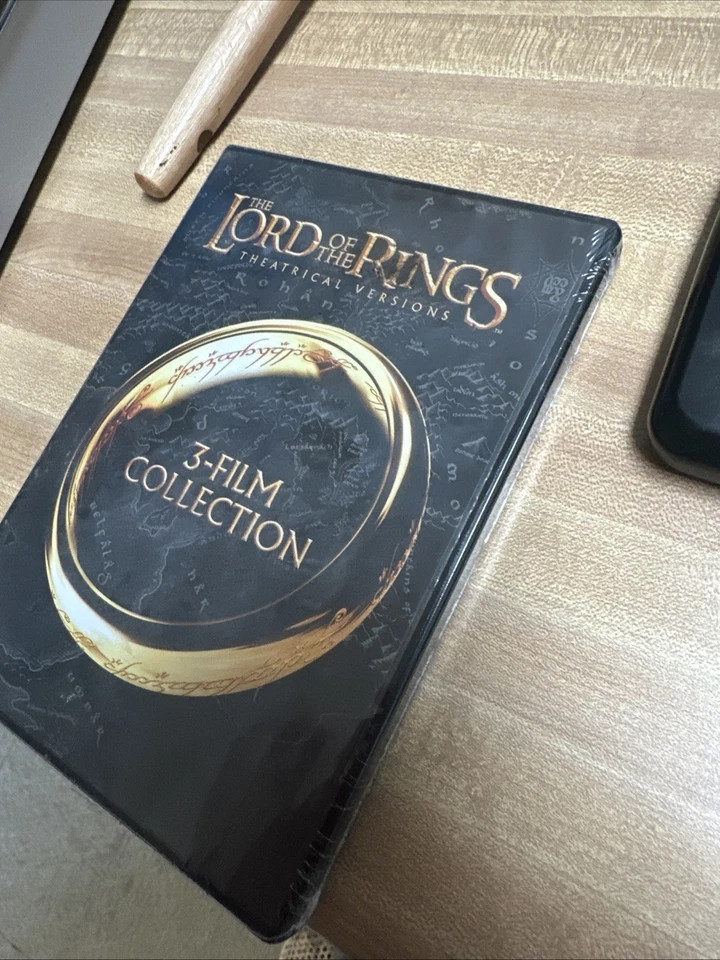 The Lord of the Rings Theatrical Versions: 3 Film Collection  (DVD) Trilogy Foto 1 de 1