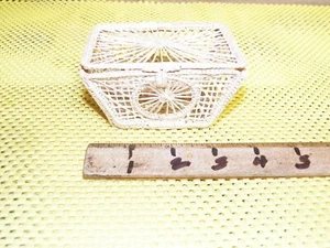 Caja de baratija de tesoro tejida pequeña de arte popular vintage - Imagen 1 de 6