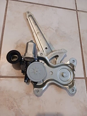 2012 Scion Xb regulador de janela de energia porta traseira do motorista com motor - Imagem 1 de 4