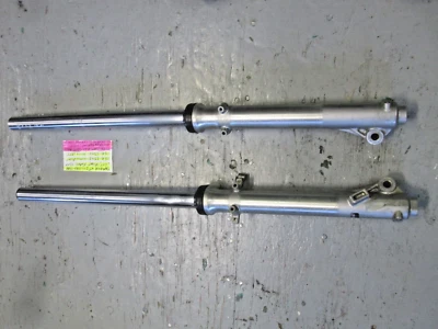 雅马哈 1982 - 1985 XT200 R / L 叉腿总成 15A-23103-00-00 15A-23102-00-00 — 第 1/4 张图片