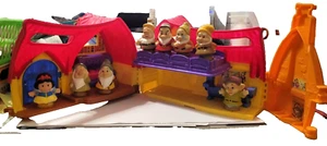 Fisher Price Little People Casetta musicale di Biancaneve con 7 nani - Foto 1 di 10