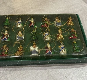 Caja de 18 adornos navideños miniatura vintage de Dillard. Gatos, Papá Noel, árboles - Imagen 1 de 9