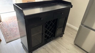 Gabinete consola Wine Bar Howard Miller Cabernet Hills Foto 1 de 4