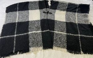 Damen Schal Poncho schwarz weiß kariert Knebelknopf Fransen Maurices NEU Neu mit Etikett - Bild 1 von 7