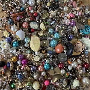 ENORME Lote de 600 aretes individuales arte artesanal tono oro/plata sin probar - Imagen 1 de 14
