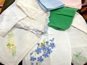 Posten 10 Vintage Damen Taschentücher gemischt Blumen weiß einfarbig Steppdecken Hochzeit Nachlass - Bild 1 von 5