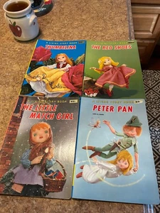 Menge 4 Match Girl, rote Schuhe, Peter Pan, ein lebendiges Geschichtenbuch Vintage HC Puppe - Bild 1 von 2