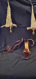 SET OF 4 XMAS BAUBLES 2 STILETTO GLITTER SANDALS 2 WITCHES HATS UNUSUAL VINTAGE - Picture 1 of 17