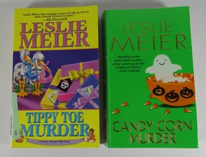 Lot of 2 paperback books by Leslie Meier - Candy Corn and Tippy Toe Murders - Foto 1 di 3