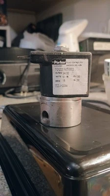 Válvula solenóide Parker 7121Z021N0T100C2 24VSC 10W 1380KPa 200 PSI - Imagem 1 de 4