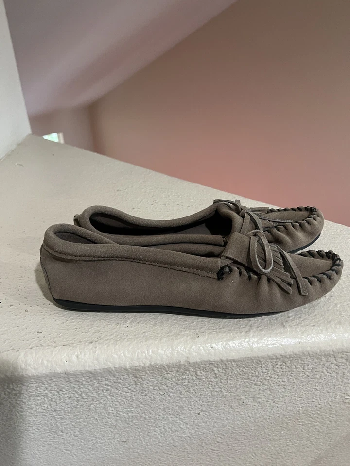 Sandalias sin cordones Minnetonka Kilty para mujer gris gamuza cuero conducción 9,5 Foto 1 de 4