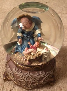 SANKYO CHRISTMAS SNOW GLOBE MUSIC BOX Lg. Plays "Silent Night" - Picture 1 of 4