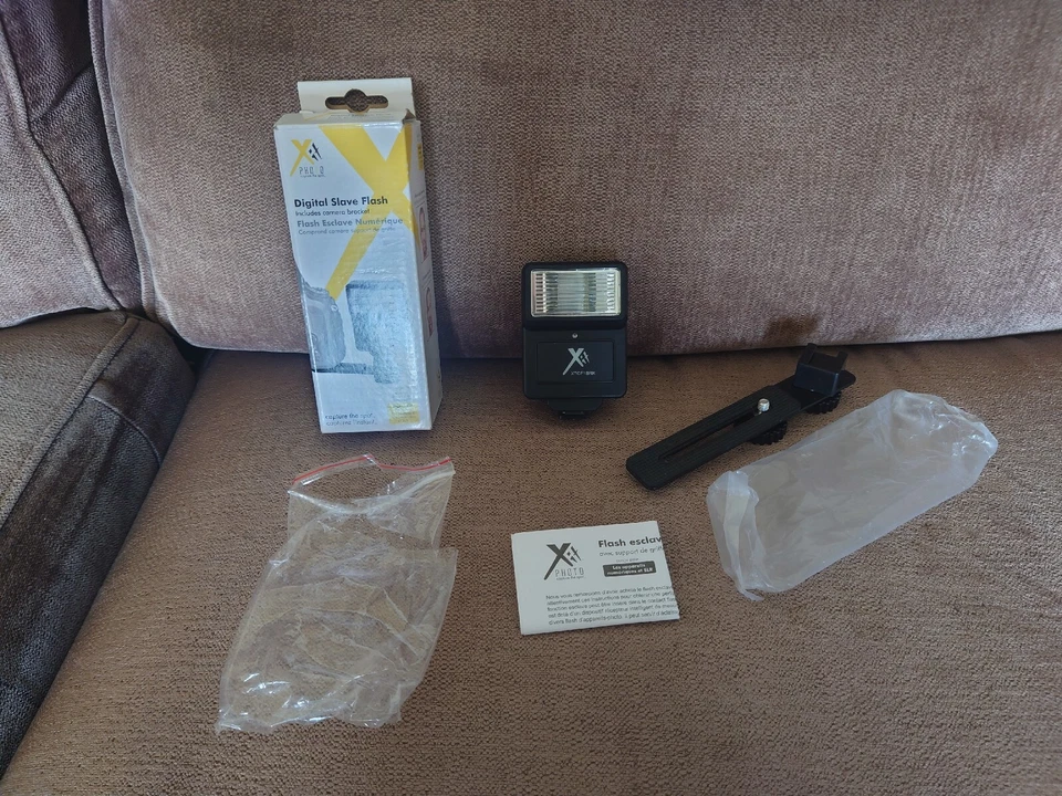 Xit Digital Slave Flash with Camera Bracket XTCF1BRK Working  - Image 1 of 4
