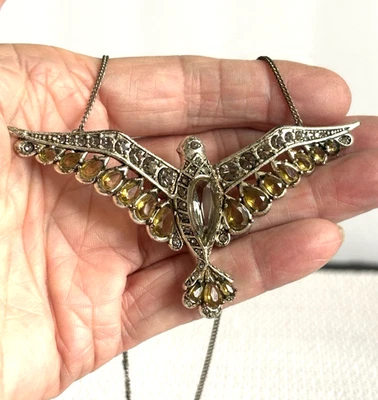 Collar Pájaro Marca Fossil Tono Plateado con pedrería verde y lavanda Foto 1 de 4