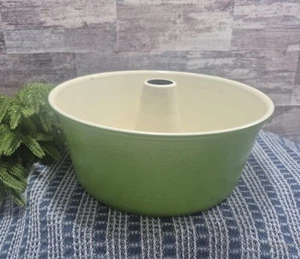 Vintage Enamel Coated Aluminum Angel Food Tube Cake Pan 10"x4" Lime Green Color - Imagen 1 de 9