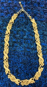 Trifari 16.25" Vintage Ribbon/Leaf Brushed Gold Tone Necklace .5" Wide - Picture 1 of 7
