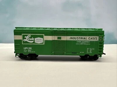 HO Scale LIFE-LIKE LINDE INDUSTRIAL GASES Union Carbide LAPX 358 40' Box Car - Image 1 of 4