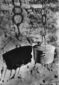 1 ARS SUR FORMANS MARMITE DANS LAQUELLE LE CURE D ARS FAISAI - Imagen 1 de 2