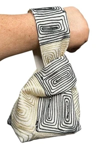 Bolso de muñeca geométrico bordado hecho a mano con nudo japonés forrado 11,5x5,5x4 nuevo - Imagen 1 de 12