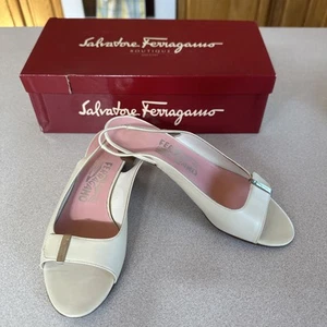 Echte Salvatore Ferragamo – cremefarbene Damen-Ledersandalen altes Geld Luxusschuhe - Bild 1 von 8